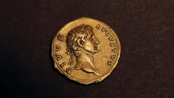 Une randonneuse israélienne découvre une pièce d’or vieille de 2 000 ans